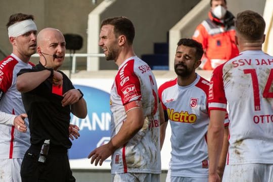 David Otto (r) sah in Heidenheim die Rote Karte.