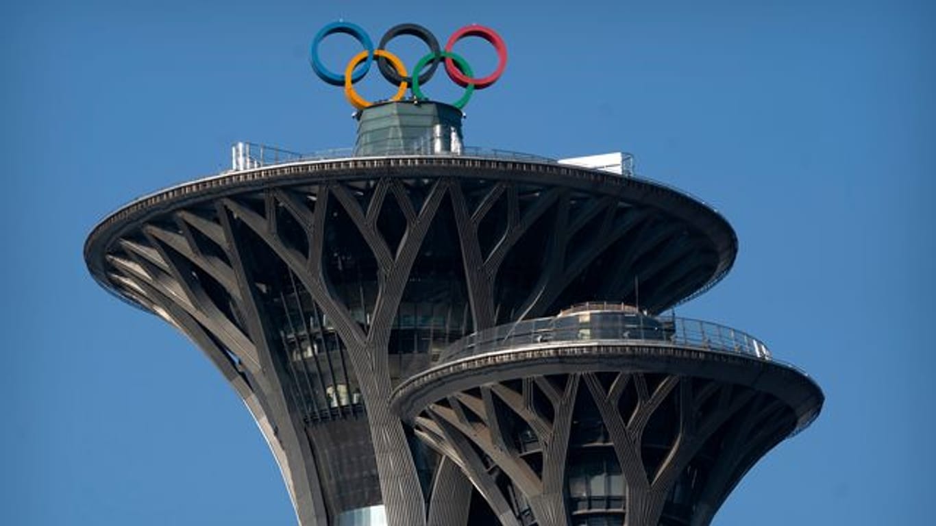 Die olympischen Ringe sind auf der Spitze des Olympiaturms in Peking zu sehen.