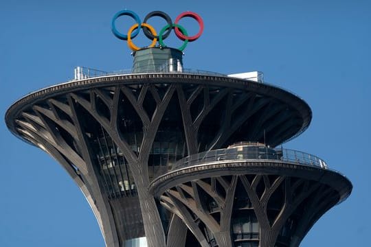 Die olympischen Ringe sind auf der Spitze des Olympiaturms in Peking zu sehen.