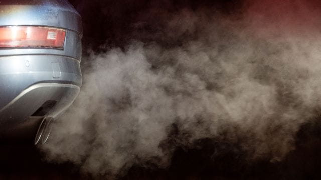 Luftschadstoffe - etwa durch Abgase - sind nach EU-Angaben noch immer in vielen Städten eine Gesundheitsgefahr. Luftschadstoffe - etwa durch Abgase - sind nach EU-Angaben noch immer in vielen Städten eine Gesundheitsgefahr.