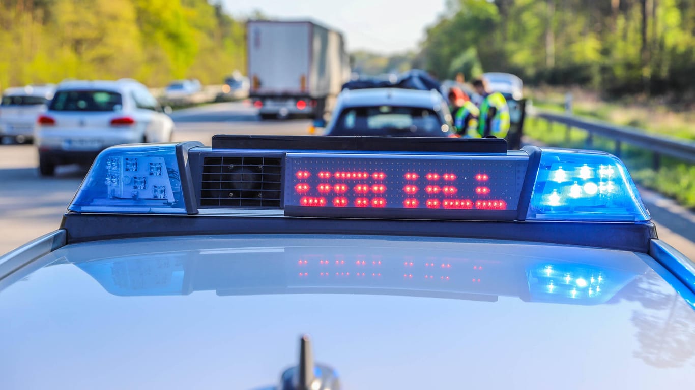 Ein Polizeiwagen steht nach einem Unfall auf der Fahrbahn (Symbolbild): Einen Führerschein konnte der Verursacher des Crashs nicht vorzeigen.
