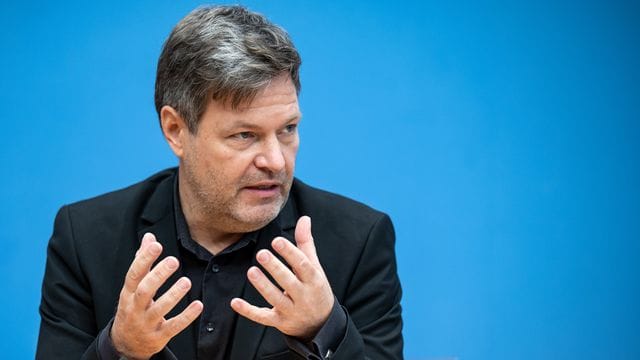 Robert Habeck, (Bündnis 90/Die Grünen) designierter Bundesminister Wirtschaft und Klimaschutz, spricht in der Bundespressekonferenz.