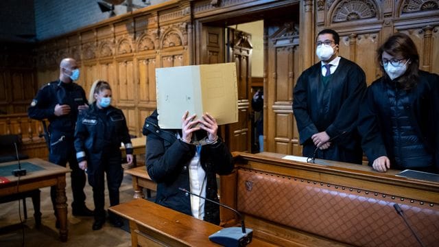 Die 24-jährige Angeklagte wird in den Gerichtssaal in Bremen geführt. Die 24-jährige Angeklagte wird in den Gerichtssaal in Bremen geführt.