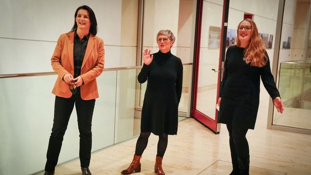 Britta Haßelmann (Mitte) und Katharina Dröge (rechts) zusammen mit Irene Mihalic (links). Britta Haßelmann (Mitte) und Katharina Dröge (rechts) zusammen mit Irene Mihalic (links).