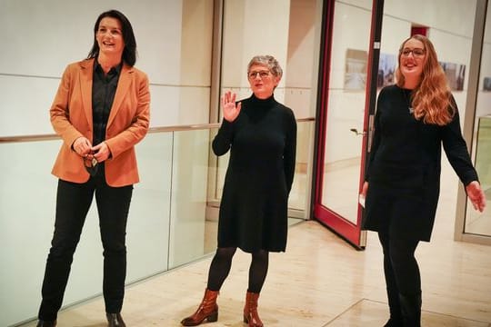 Britta Haßelmann (Mitte) und Katharina Dröge (rechts) zusammen mit Irene Mihalic (links).