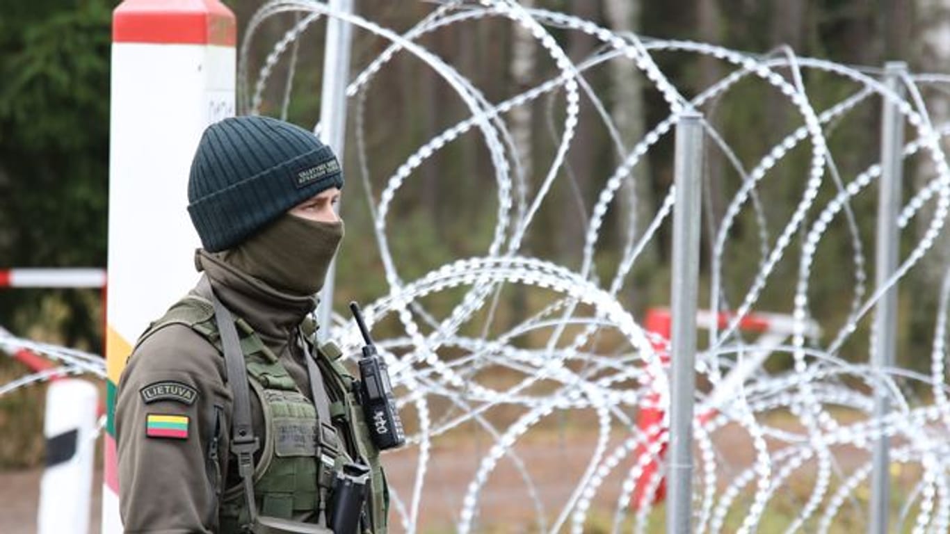 Ein litauischer Grenzschützer steht an der litauisch-belarussischen Grenze.