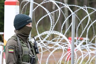 Ein litauischer Grenzschützer steht an der litauisch-belarussischen Grenze.