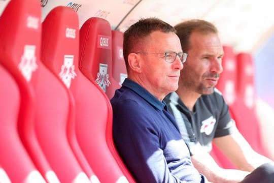Ralf Rangnick kennt den Sportpsychologen Sascha Lense (r) bereits von RB Leipzig.