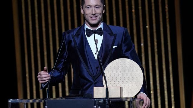 Wurde als bester Torjäger ausgezeichnet: Robert Lewandowski bei der Verleihung im Pariser Théâtre du Châtelet. Wurde als bester Torjäger ausgezeichnet: Robert Lewandowski bei der Verleihung im Pariser Théâtre du Châtelet.