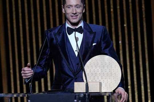 Wurde als bester Torjäger ausgezeichnet: Robert Lewandowski bei der Verleihung im Pariser Théâtre du Châtelet.