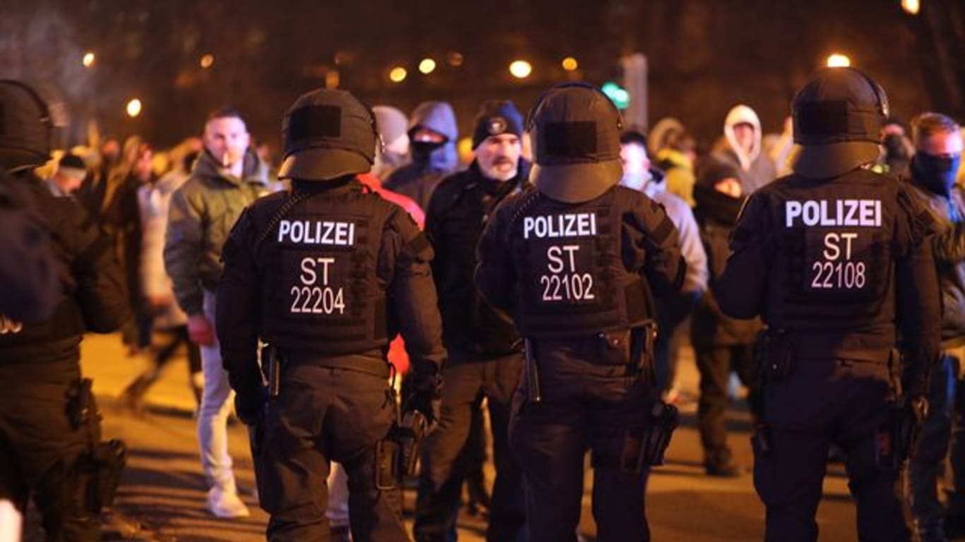 Polizisten stehen Demonstranten in Sachsen-Anhalt gegenüber.
