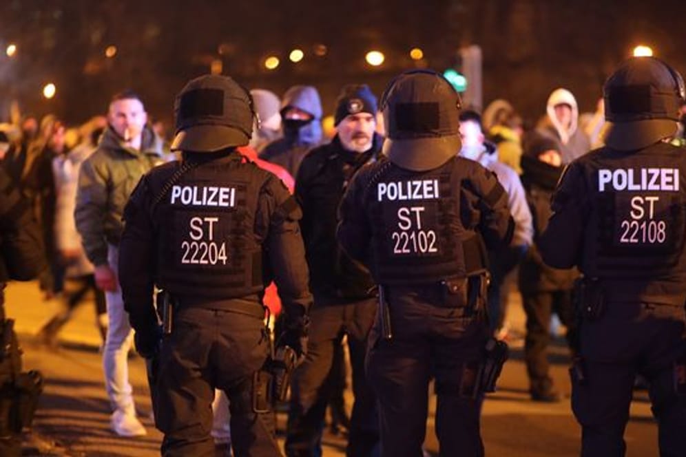 Polizisten stehen Demonstranten in Sachsen-Anhalt gegenüber.