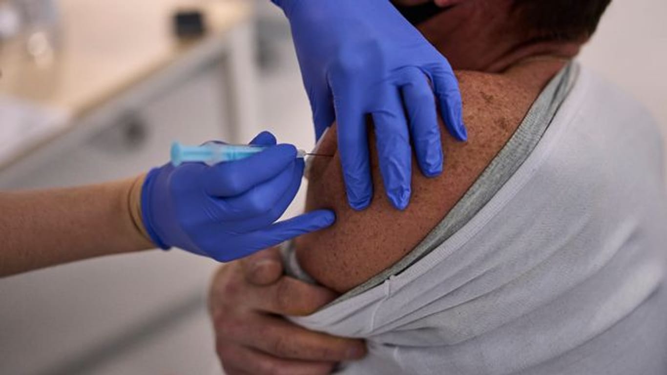 Ein Mann erhält in einem Madrider Krankenhaus den Impfstoff von Moderna.