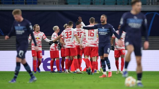 Leipzigs Spieler (hinten) bejubeln das Tor zum 1:0 gegen die Gäste aus Manchester.