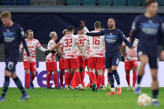 Leipzigs Spieler (hinten) bejubeln das Tor zum 1:0 gegen die Gäste aus Manchester.