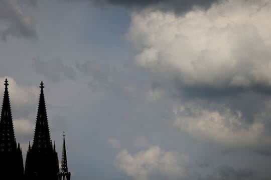Wolken ziehen am Dom vorbei.
