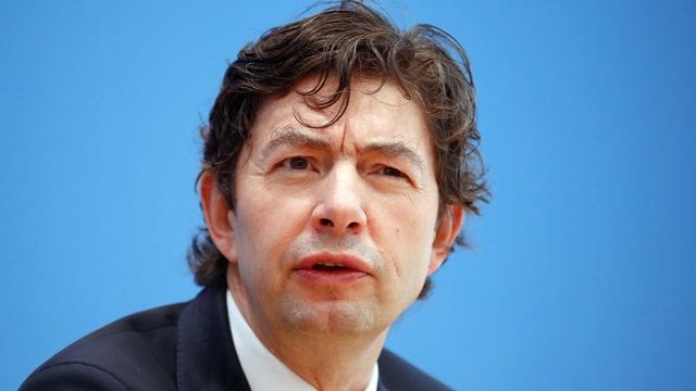 Der Virologe Christian Drosten sorgt sich um die Omikron-Variante in Deutschland. Der Virologe Christian Drosten sorgt sich um die Omikron-Variante in Deutschland.