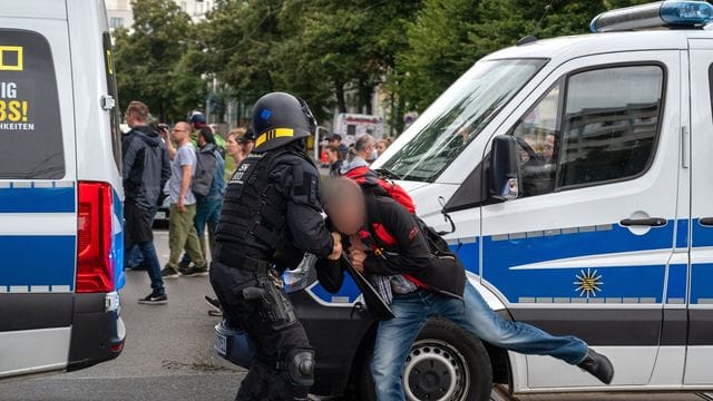 Ein Polizist hält einen Teilnehmer einer nicht genehmigten Demonstration gegen die Corona-Politik fest. Ein Polizist hält einen Teilnehmer einer nicht genehmigten Demonstration gegen die Corona-Politik fest.