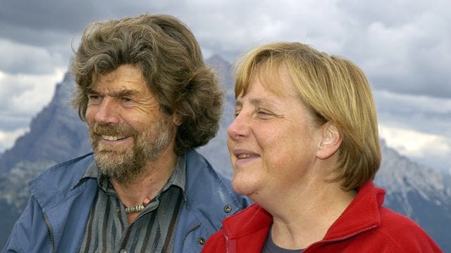 Bundeskanzlerin Angela Merkel wandert 2006 während ihres Urlaubs zusammen mit dem südtiroler Bergsteiger Reinhold Messner auf den Monte Rite.