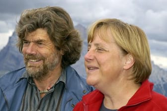Bundeskanzlerin Angela Merkel wandert 2006 während ihres Urlaubs zusammen mit dem südtiroler Bergsteiger Reinhold Messner auf den Monte Rite.