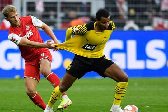 BVB-Abwehrspieler Manuel Akanji (r) fällt vorerst aus.