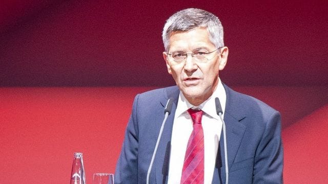Auch Herbert Hainer spricht sich für eine nachträgliche Vergabe des Goldenen Balls für die Saison 2020 an Robert Lewandowski aus. Auch Herbert Hainer spricht sich für eine nachträgliche Vergabe des Goldenen Balls für die Saison 2020 an Robert Lewandowski aus.