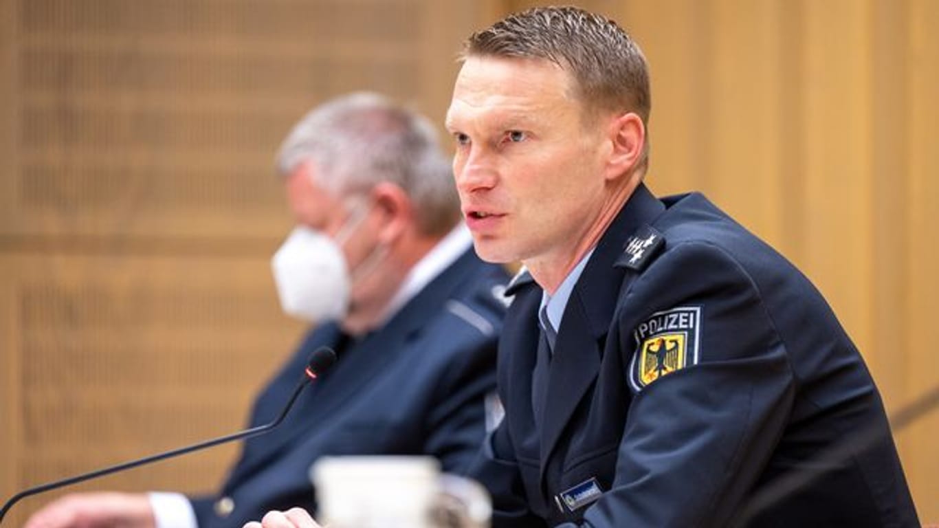 Polizeihauptkommissar Jens Schobranski spricht auf einer gemeinsamen Pressekonferenz der Staatsanwaltschaft Berlin, der Bundespolizei und des Zollamts zu bundesweiten Razzien gegen eine Schleuserbande.