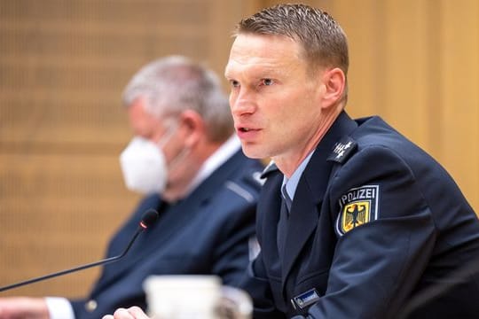 Polizeihauptkommissar Jens Schobranski spricht auf einer gemeinsamen Pressekonferenz der Staatsanwaltschaft Berlin, der Bundespolizei und des Zollamts zu bundesweiten Razzien gegen eine Schleuserbande.