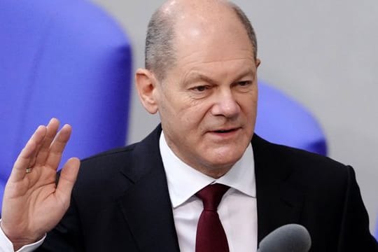 Kanzler Olaf Scholz legt den Amtseid ab.