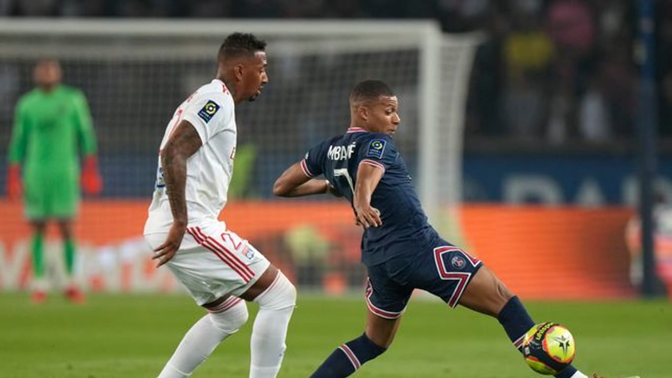 Jerome Boateng (l) im Zweikampf mit PSG-Profi Kylian Mbappé.