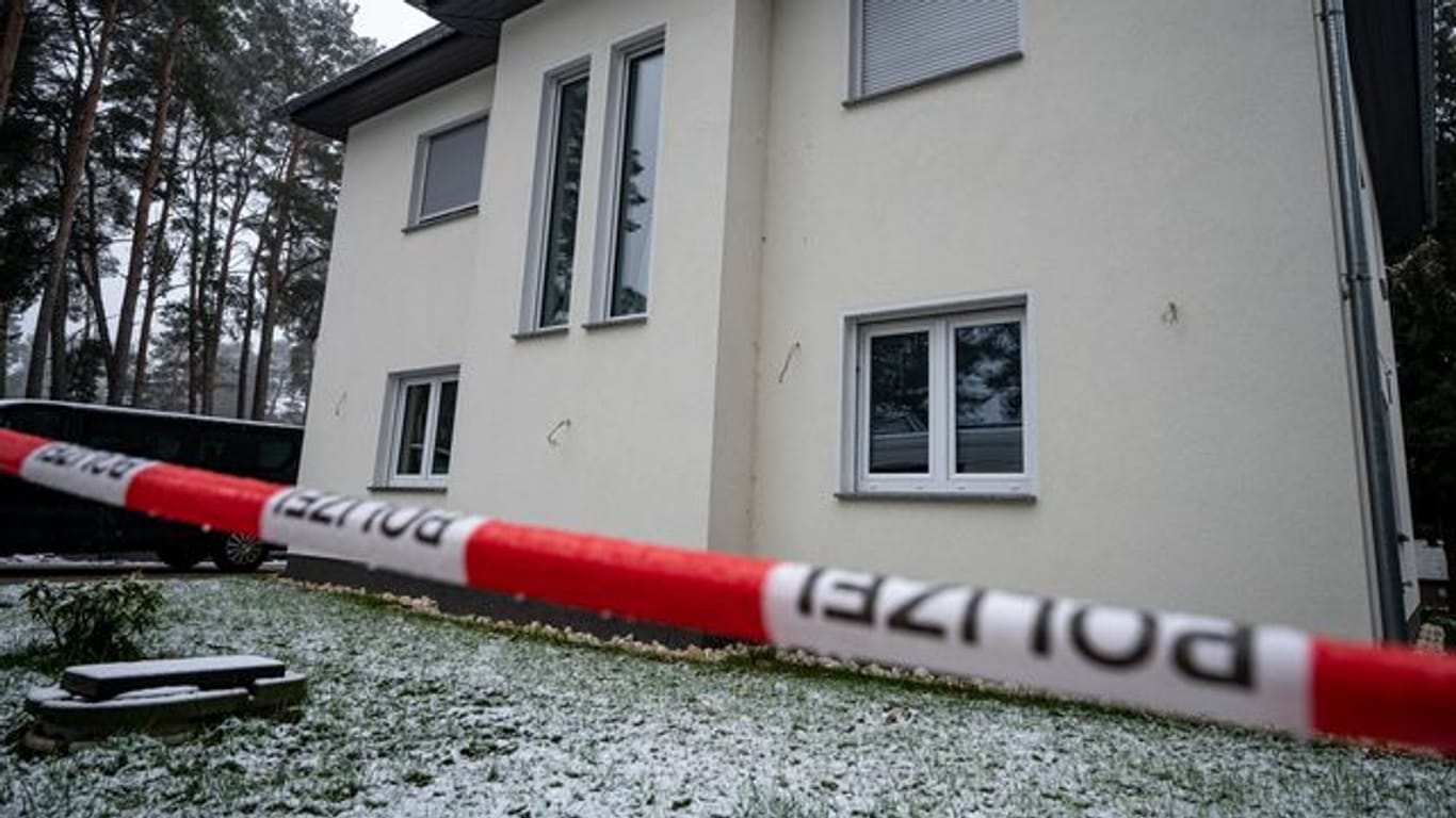 Das Einfamilienhaus in Senzig, einem Ortsteil der Stadt Königs Wusterhausen im Landkreis Dahme-Spreewald, ist abgesperrt.