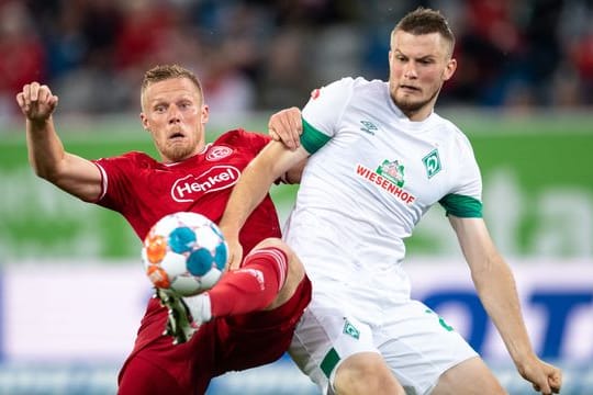 Bremens Lars-Lukas Mai (r), hier im Duell mit Düsseldorfs Rouwen Hennings, wurde positiv auf Corona getestet.