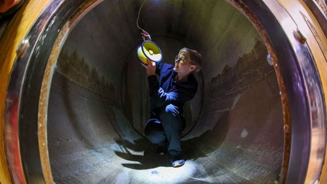 Kellermeisterin Kathleen Romberg installiert einen Unterweinlautsprecher in einem Eichenholzfass in der Winzervereinigung Freyburg. Kellermeisterin Kathleen Romberg installiert einen Unterweinlautsprecher in einem Eichenholzfass in der Winzervereinigung Freyburg.