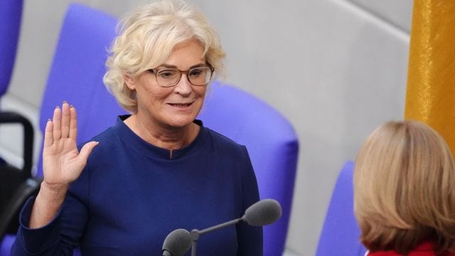 Die neue Bundesverteidigungsministerin Christine Lambrecht (SPD) legt bei ihrer Vereidigung im Bundestag vor Bundestagspräsidentin Bärbel Bas (SPD) den Amtseid ab. Die neue Bundesverteidigungsministerin Christine Lambrecht (SPD) legt bei ihrer Vereidigung im Bundestag vor Bundestagspräsidentin Bärbel Bas (SPD) den Amtseid ab.