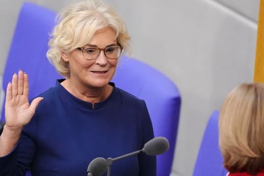 Die neue Bundesverteidigungsministerin Christine Lambrecht (SPD) legt bei ihrer Vereidigung im Bundestag vor Bundestagspräsidentin Bärbel Bas (SPD) den Amtseid ab.