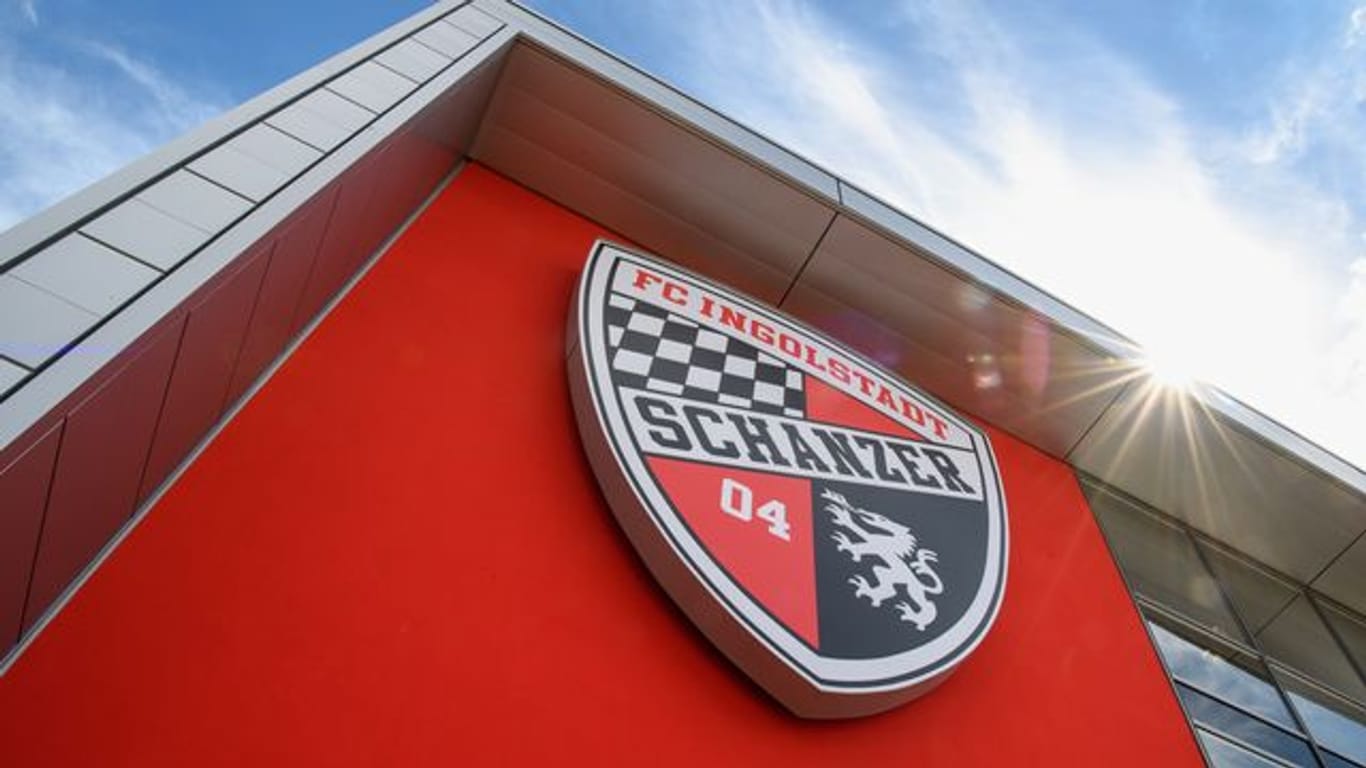 Das Logo vom FC Ingolstadt am Audi Sportpark in Ingolstadt.