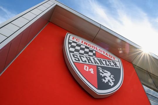 Das Logo vom FC Ingolstadt am Audi Sportpark in Ingolstadt.