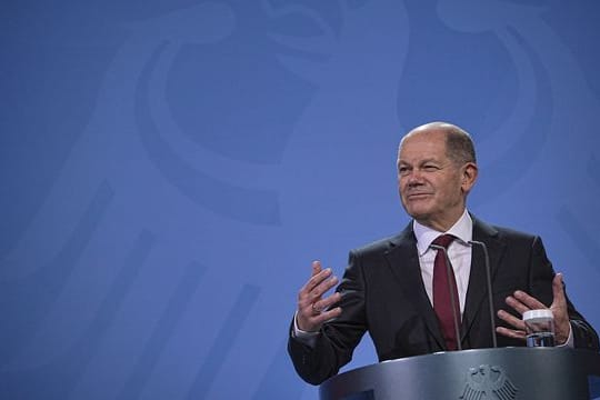 Der neue Bundeskanzler Olaf Scholz bei seiner Amtsübergabe.