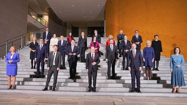 Die neue Bundesregierung um Kanzler Olaf Scholz posiert bei der konstituierenden Kabinettsitzung für ein Gruppenbild im Bundeskanzleramt. Die neue Bundesregierung um Kanzler Olaf Scholz posiert bei der konstituierenden Kabinettsitzung für ein Gruppenbild im Bundeskanzleramt.