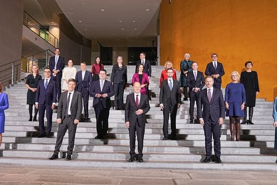 Die neue Bundesregierung um Kanzler Olaf Scholz posiert bei der konstituierenden Kabinettsitzung für ein Gruppenbild im Bundeskanzleramt.