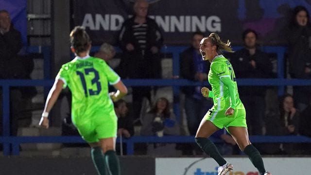 VfL-Spielerin Jill Roord (r) hat das Tor zum 2:0 gegen Servette FC erzielt.