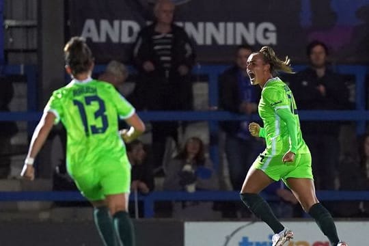 VfL-Spielerin Jill Roord (r) hat das Tor zum 2:0 gegen Servette FC erzielt.