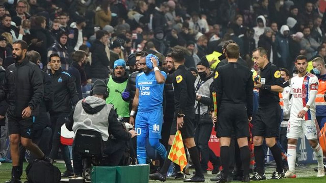 Marseilles verletzter Dimitri Payet (M) wird vom Feld geführt, nachdem er von einer vollen Wasserflasche getroffen wurde.