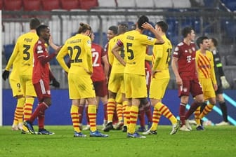 Nach der Niederlage in München lassen die Spieler vom FC Barcelona (in gelb) die Köpfe hängen.