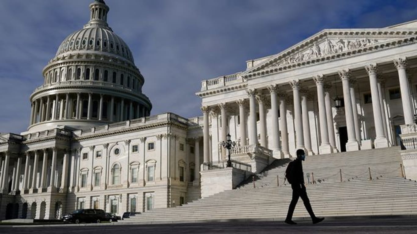 Im US-Senat ist ein Gesetz verabschiedet worden, mit dem eine drohende Staatspleite abgewendet wird.