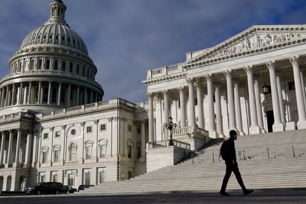 Im US-Senat ist ein Gesetz verabschiedet worden, mit dem eine drohende Staatspleite abgewendet wird.