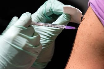Eine Booster-Impfung senkt das Risiko, an Covid-19 zu erkranken oder zu sterben, deutlich.