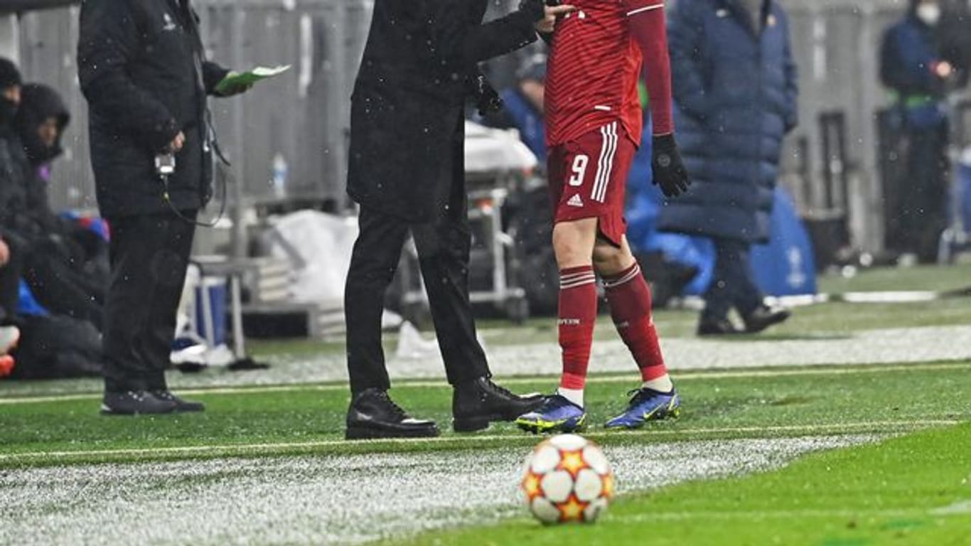 Bayerns Robert Lewandowski wird ausgewechselt udn spricht kurz mit Trainer Julian Nagelsmann.