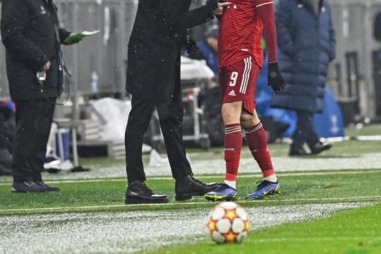 Bayerns Robert Lewandowski wird ausgewechselt udn spricht kurz mit Trainer Julian Nagelsmann.