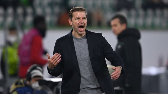 Wolfsburgs Trainer Florian Kohfeldt feuert seine Mannschaft an.